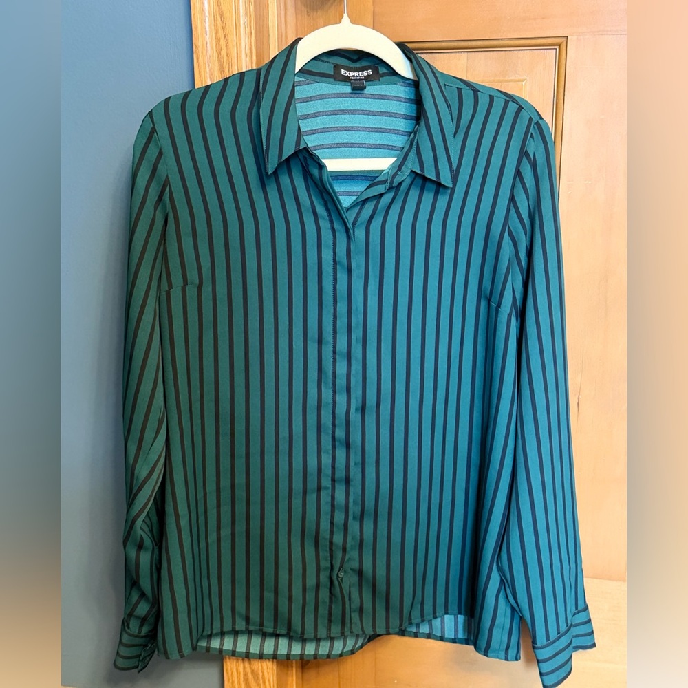 EXPRESS. Striped button down.